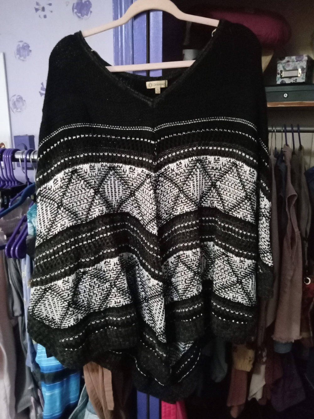 Democracy Black And White V-Neck Patterned Sweater Poncho